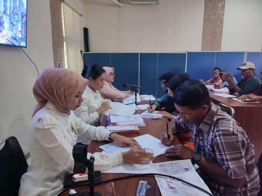 Pembuatan buku rekening penerima BSPS di Aula Dinas PKP Kota Payakumbuh.