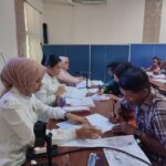 Penerima BSPS mengikuti proses pembuatan rekening di Aula Dinas PKP Kota Payakumbuh.