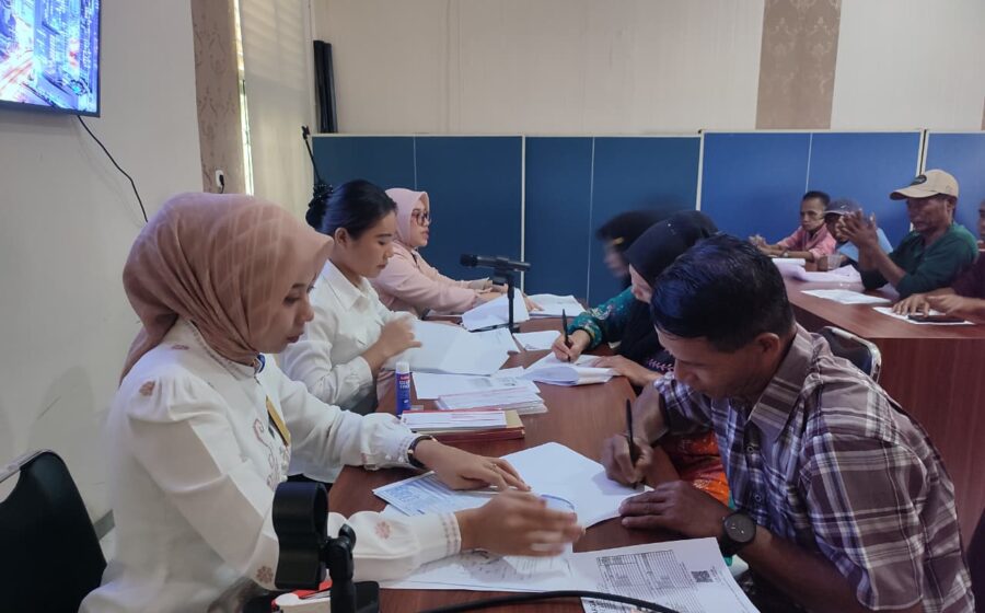 Penerima BSPS mengikuti proses pembuatan rekening di Aula Dinas PKP Kota Payakumbuh.