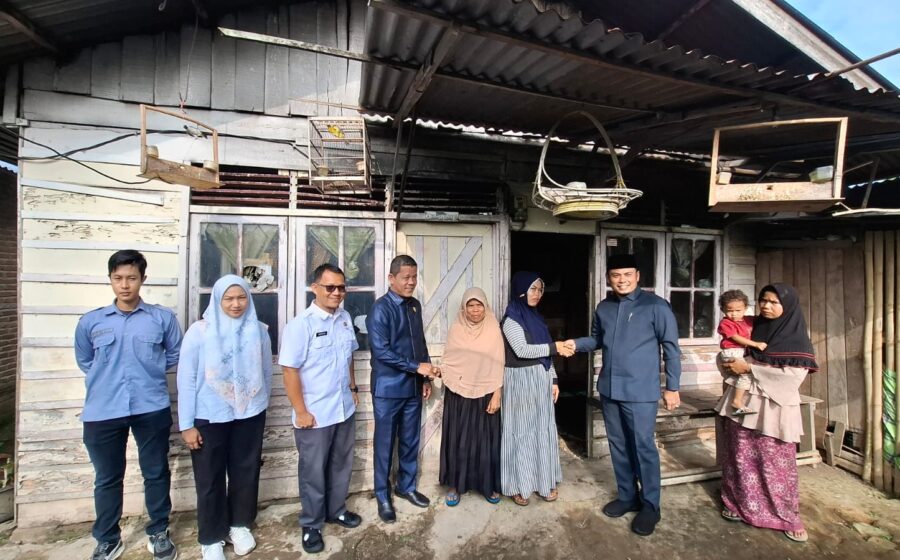 DPRD Kota Payakumbuh bersama Dinas Perumahan Rakyat dan Kawasan Permukiman Kota Payakumbuh saat melakukan monitoring dan evaluasi Program Bedah Rumah Tahun 2026 di kediaman salah satu penerima manfaat.