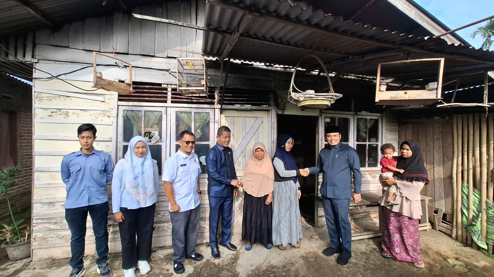 DPRD Kota Payakumbuh bersama Dinas Perumahan Rakyat dan Kawasan Permukiman Kota Payakumbuh saat melakukan monitoring dan evaluasi Program Bedah Rumah Tahun 2026 di kediaman salah satu penerima manfaat.